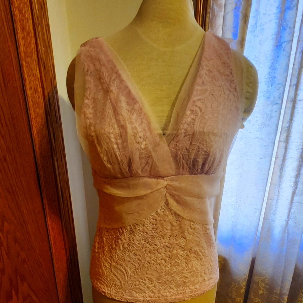 Venus Elegant Lace Sleeveless Top in Soft Purple